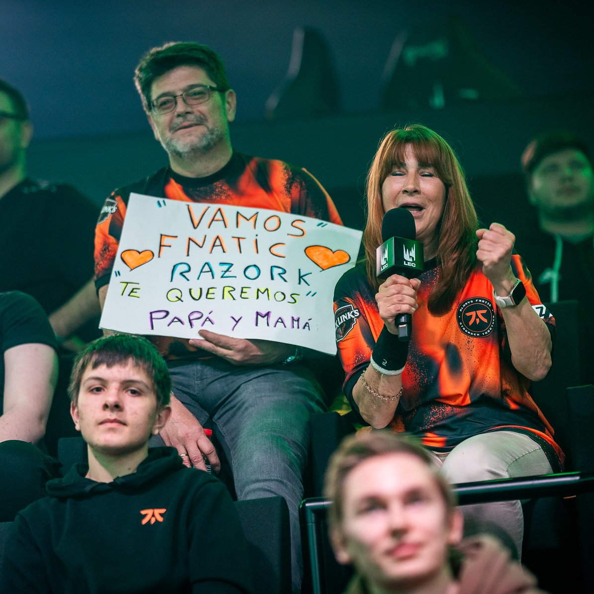 LVPesLoL's tweet photo. Nuestra cachorrita favorita con su familia en la #LECPrimavera 🧡🖤

¡Qué momento más bonito! 🥹 https://t.co/HVESKdC7TE