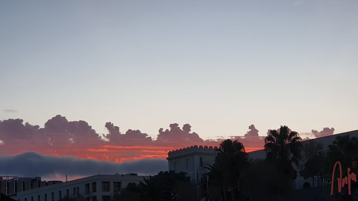 Lovely sunset inCape Town #photography #streetphotography #citylife #architecture #clouds #colours #CapeTown #sunset #goedemorgen #scenery #landscape