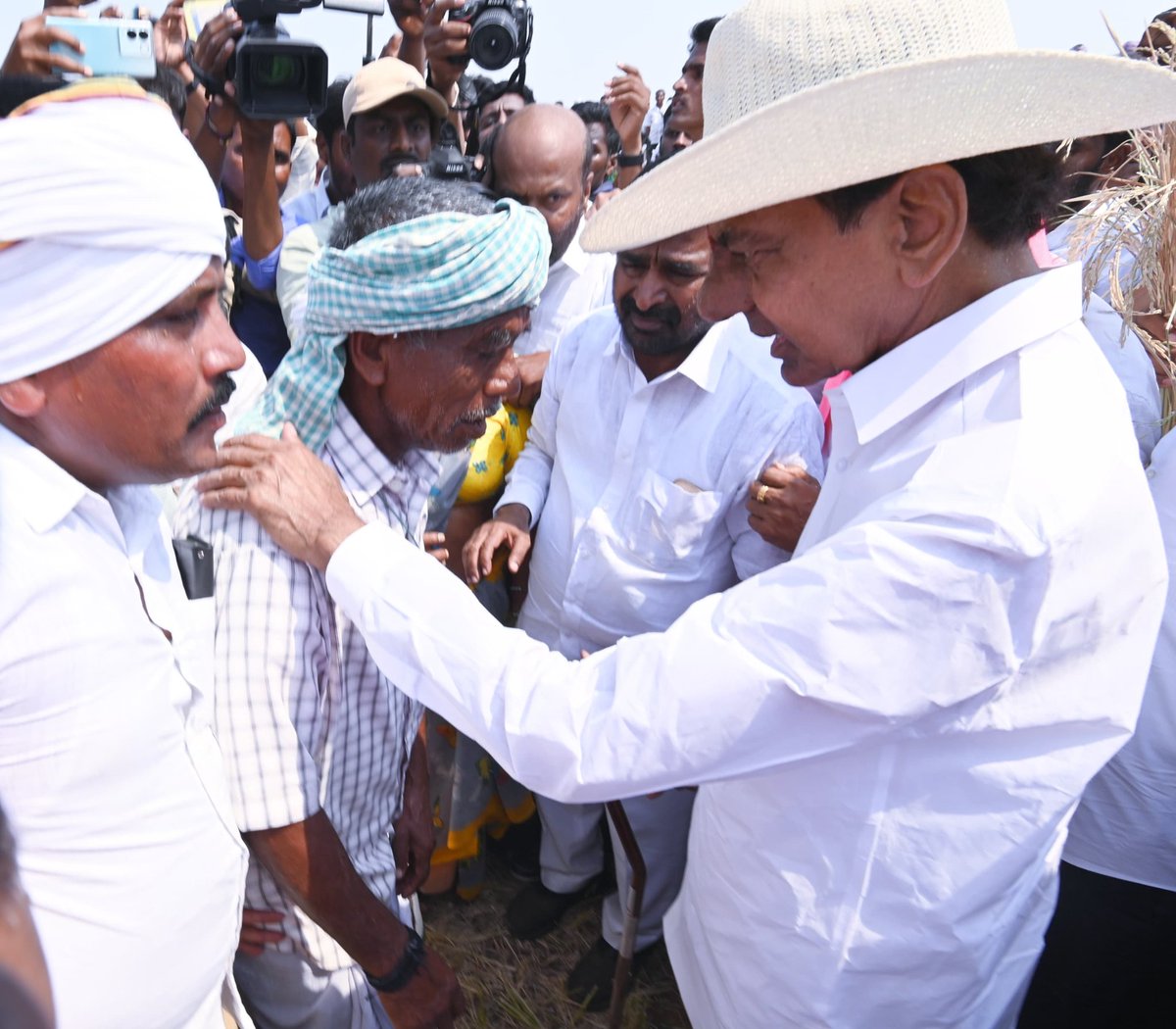 jagadishBRS's tweet photo. సూర్యాపేట జిల్లా, తుంగతుర్తి మండలం వెలుగు పల్లి గ్రామంలో  SRSP  ఆయకట్టు కింద ఎండిపోయిన  పొలాలను పరిశీలించి, రైతులను వివరాలను  అడిగి తెల్సుకున్న  బిఆర్ఎస్ అధినేత.. కేసీఆర్.
పాల్గొన్న మాజీ మంత్రి, సూర్యపేట ఎమ్మెల్యే జగదీష్ రెడ్డి. https://t.co/XrzXDgjkMx