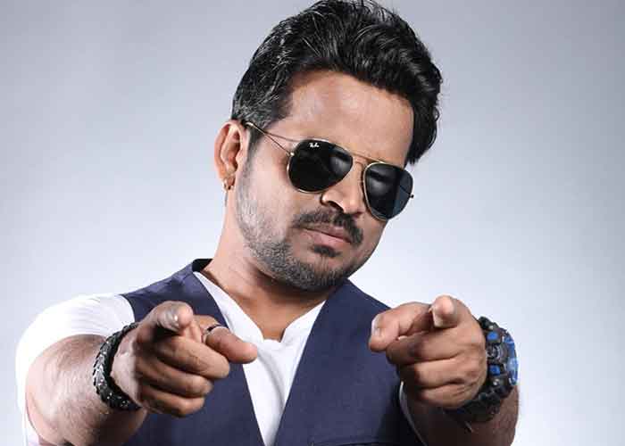 yespunjab's tweet photo. Shahid Mallya’s ‘Umar Qaid’ takes listeners on soulful, melodic journey https://t.co/jLapcdHrTv
#Mumbai #Singer #ShahidMallya #Umarqaid #Journey #Daryaa #Kudmayi #Songs #YesPunjab
@shahidmaliya https://t.co/dla9JfoLW1