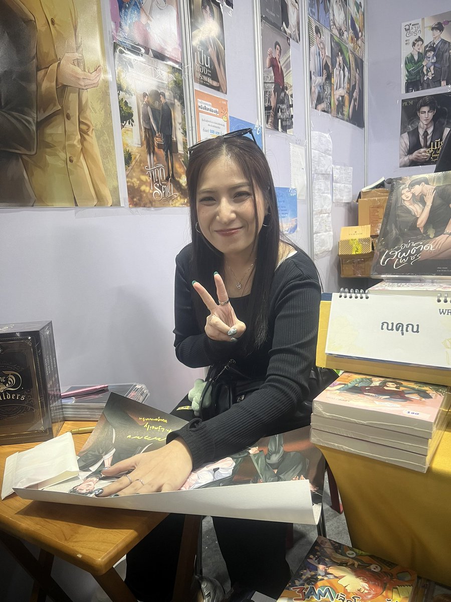 ตอนนี้ คุณ ณคุณ อยู่ที่บูธ YB Books O05 hall 7 ช่วงเวลา 16.00-17.00 ท่านไหนอย่ามาพูดคุยกับนักเขียนหรือขอลายเซ็นสามารถมาที่บูธ ณ ตอนนี้ได้เลยค่ะ #งานหนังสือ