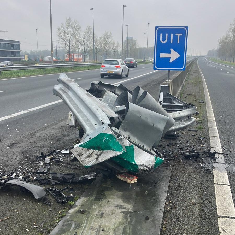 Eerder vanochtend is er een ongeval gebeurd op de #A6 bij Lelystad. We zijn tot ongeveer 13:15 uur bezig met herstelwerkzaamheden. Daarom heb je een rijstrook minder naar Emmeloord. Ook afrit Lelystad is dicht. Hier hoor je meer over dit wegmeubilair: youtube.com/watch?v=7meHWo…