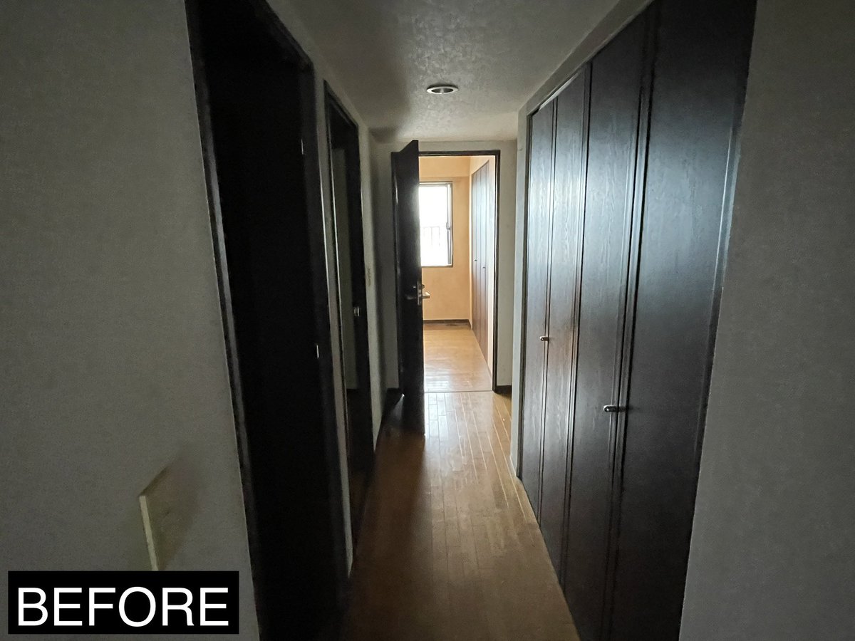 inocchi8562's tweet image. 築35年、平成初期の物件
ダークブラウンが基調のスタイルが多いですが、、
扉を脳死でペンキを塗りたくり、
床は白木目のフロアタイルを貼ると
こうなります。ハイ新築。

塗料：ニッペファインウレタンU100 3分艶
床　：サンゲツ  WD-1030