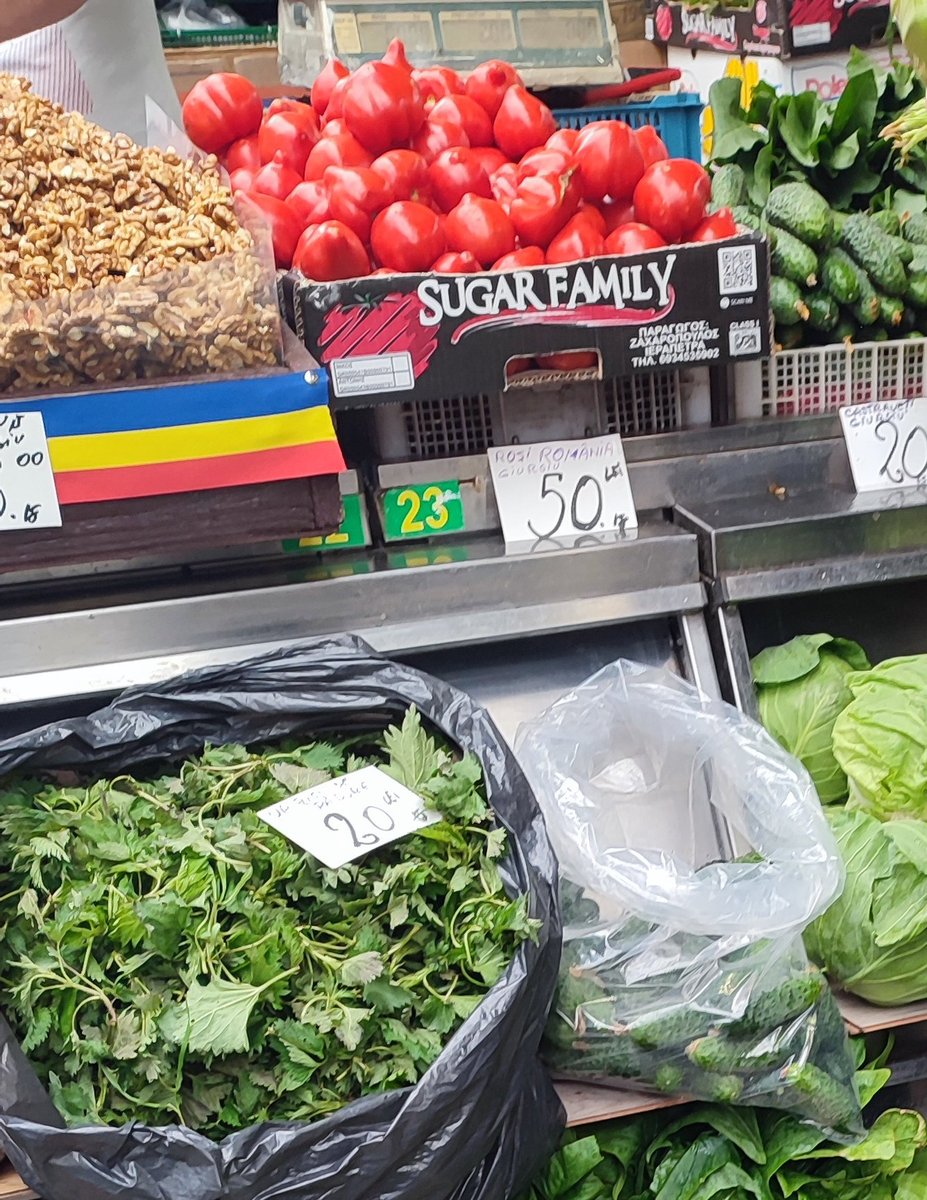 Bogdan_Barliga's tweet image. Hai repede că s-au adus la #bucuresti primele #rosii produse pe plaiurile mioritice în acest an! "Doar" 10 euro un kg că de aia avem #programultomata !! #Romania #piatadelfinului #pantelimon