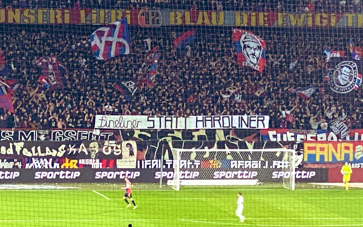 olàlà sehr elaborierter Beitrag der Muttenzerkurve zum Heckmeck mit der KKJPD. Manche Banner werden bei einem guten Merlot am Kaminfeuer entworfen #rotblaulive 😮‍💨