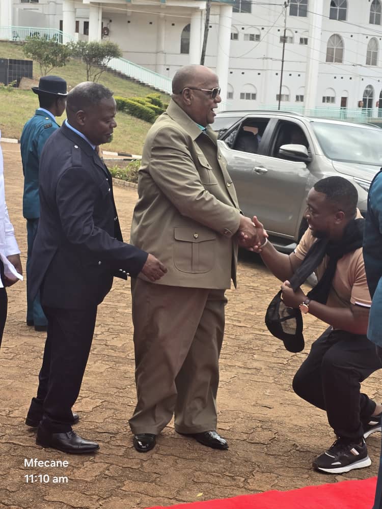 A very 🙏 respectful Cde Junior MNANGAGWA respectfully greets ZCC Mbungo Bishop Nehemiah Mutendi