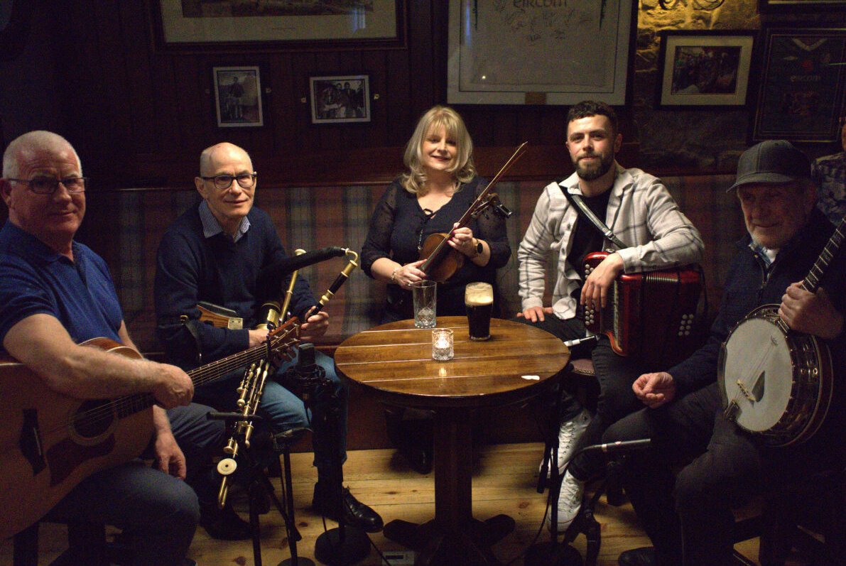 TradTG4 (@tradtg4) on Twitter photo 🎻 Geantraí | TG4
🔔 Domhnach ~ Sunday @ 23.15
Níl tú ag iarraidh an clár deiridh den sraith seo Geantraí a chailiúnt! Bí linn 🎶 🎻 Geantraí | TG4
🔔 Domhnach ~ Sunday @ 23.15
Níl tú ag iarraidh an clár deiridh den sraith seo Geantraí a chailiúnt! Bí linn 🎶