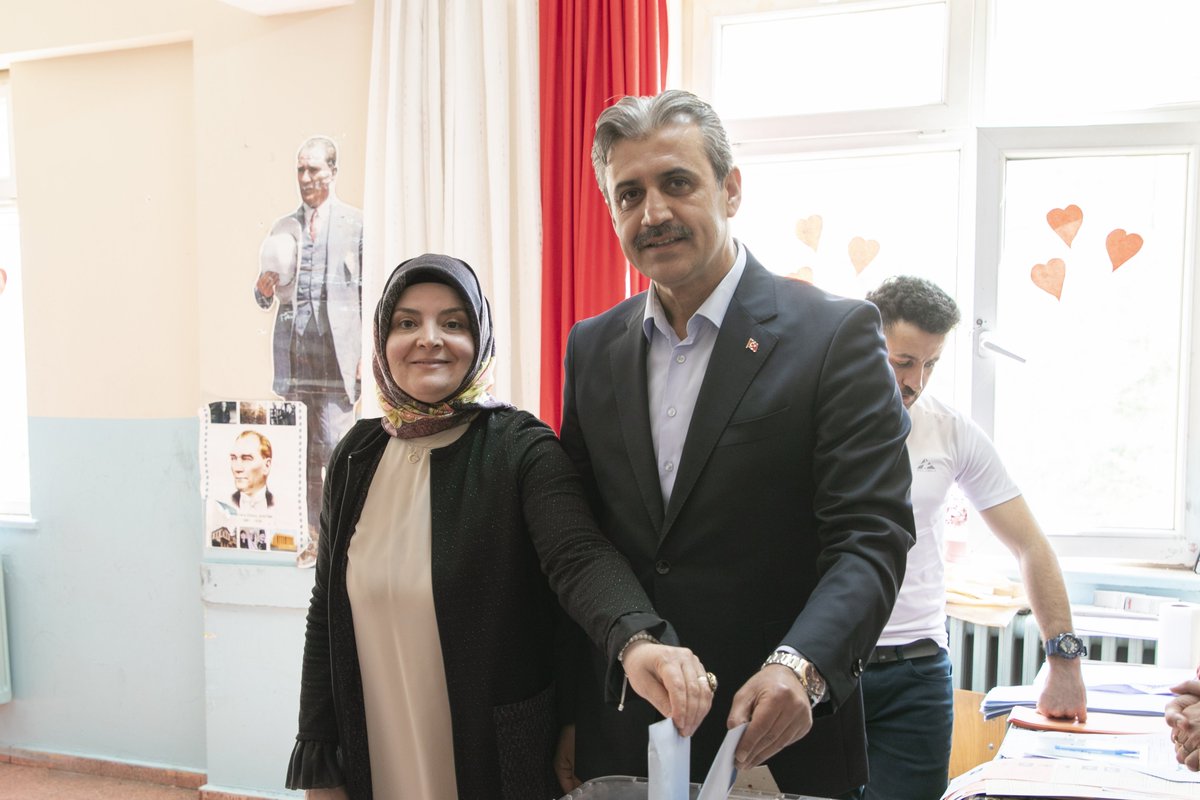 celalkose66's tweet photo. BİSMİLLAHİRRAHMANİRRAHİM

Vatandaşlık görevimizi yerine getirerek oyumuzu kullandık.

Yapılan seçimlerimizin şehrimize, ülkemize ve milletimize hayırlı ve hayırlara vesile olmasını Yüce Rabbimden niyaz ediyorum. https://t.co/kDeqsJp6eG