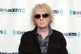 Howl_Sarah's tweet photo. Mott the Hoople's Ian Hunter, aged 84...still making albums and no doubt still touring. How amazing is that! #rollawaythestone #alltheyoungdudes https://t.co/TuaY3vp44q