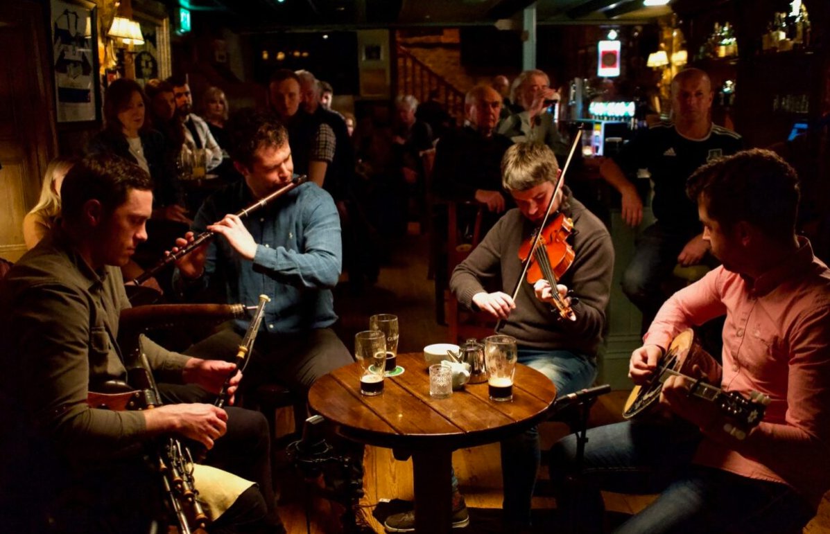 TradTG4's tweet image. 🎻 Geantraí | TG4
🔔 Domhnach ~ Sunday @ 23.15

Níl tú ag iarraidh an clár deiridh den sraith seo Geantraí a chailiúnt! Bí linn 🎶