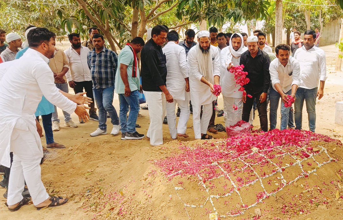 aneesrajasp's tweet image. कौन #कहता है ये शख्स #मर गया,
#जेल से छूटा और अपने #घर गया।

पूर्व विधायक मरहूम #मोख्तार_अंसारी साहब को खिराजे अक़ीदत पेश की।