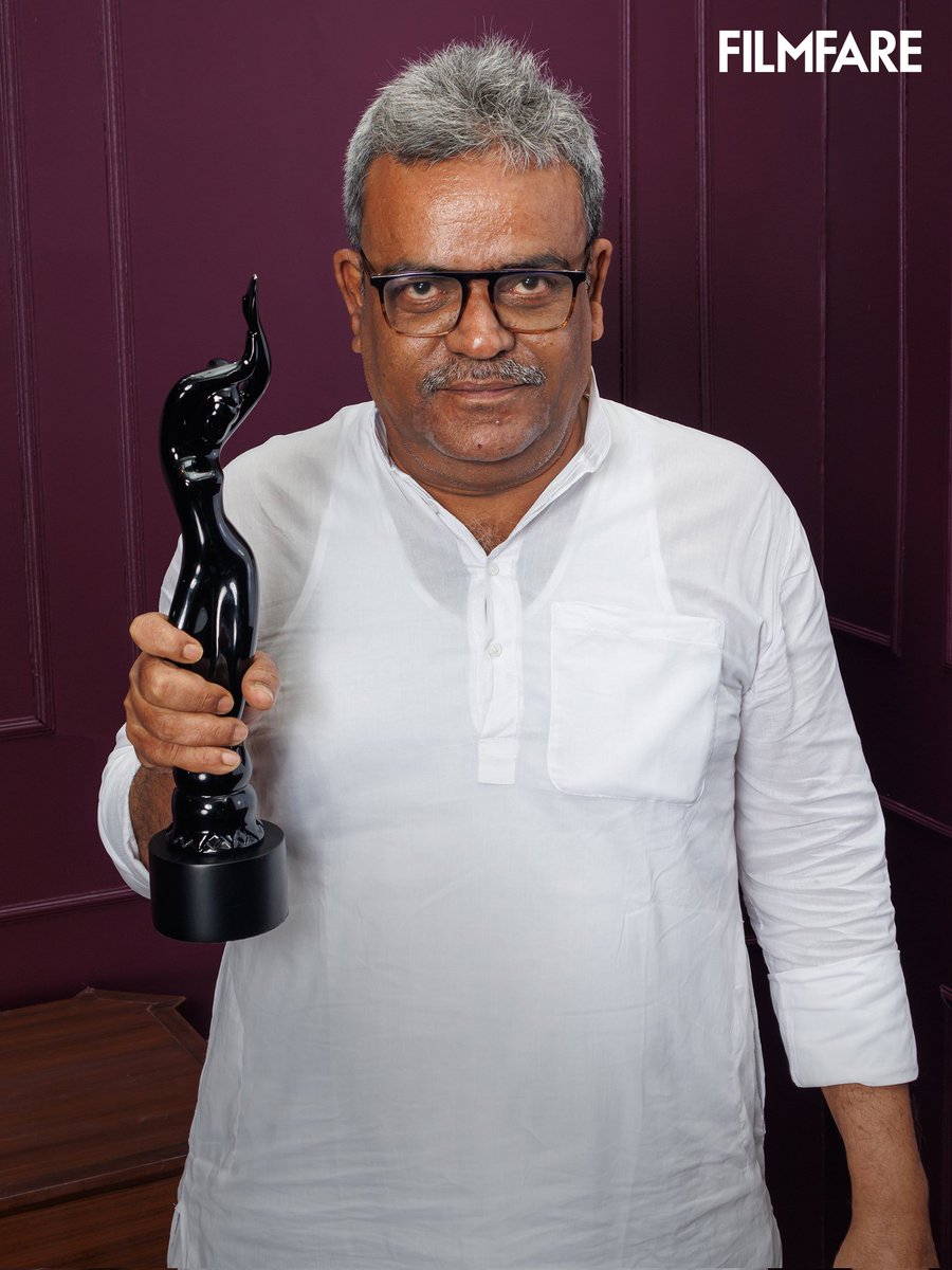filmfare's tweet photo. #SumitGhosh posed with the Black Lady after winning the Filmfare Award for Best Editing for #MayarJonjal at the #JoyFilmfareAwardsBangla2024.
Photographer: Kaustav Saikia
@Joypersonalcare @ManforceIndia @DazllerEterna @rohitsLogic https://t.co/FRJ404T7qp