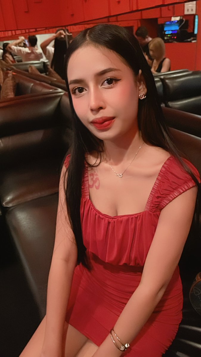 kawaiithai123's tweet photo. タニヤ通りにある千愛クラブさん@SenaClub1 のケットちゃん。ロングの黒髪とぱっちりした目が特徴のモデルみたいな美人さんです😍レディースドリンクを頼むと焼酎のショットを飲む酒豪さんでもあります🍶

#タニヤ #タイカラオケ #タイ夜遊び #kawaii #かわいい #美人過ぎて緊張しました https://t.co/zN2xRzAt3h