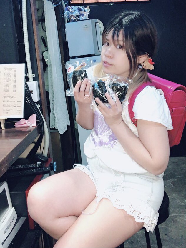 bar_misanex's tweet photo. こんにちばんこ！
今日のふぇあり～ず(@fairies_nagoya )は
18時からオープンしてます🥂

1チャージ 1.500円(0時から+1.000円)
ドリンク400円～

Freeカラオケ
FreeDJ
FreeWiFi

お客様から天むす頂いた♡♡

#合法ロリ  #ばーてんちょ https://t.co/sUacLUIBm9
