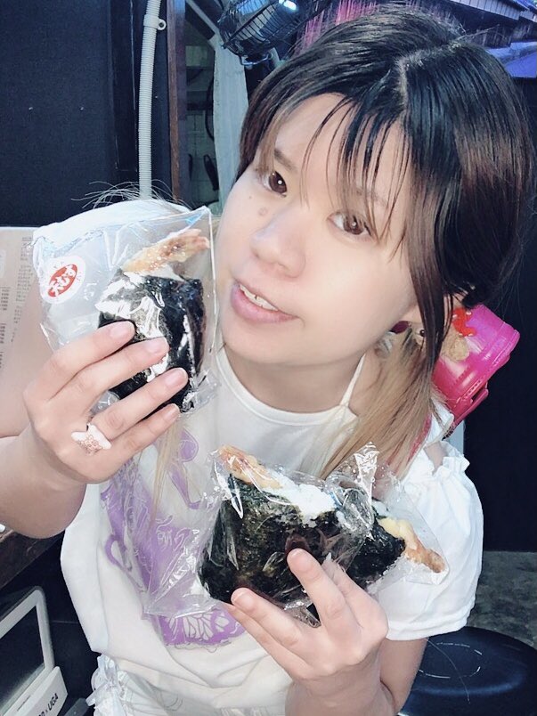 bar_misanex's tweet photo. こんにちばんこ！
今日のふぇあり～ず(@fairies_nagoya )は
18時からオープンしてます🥂

1チャージ 1.500円(0時から+1.000円)
ドリンク400円～

Freeカラオケ
FreeDJ
FreeWiFi

お客様から天むす頂いた♡♡

#合法ロリ  #ばーてんちょ https://t.co/sUacLUIBm9