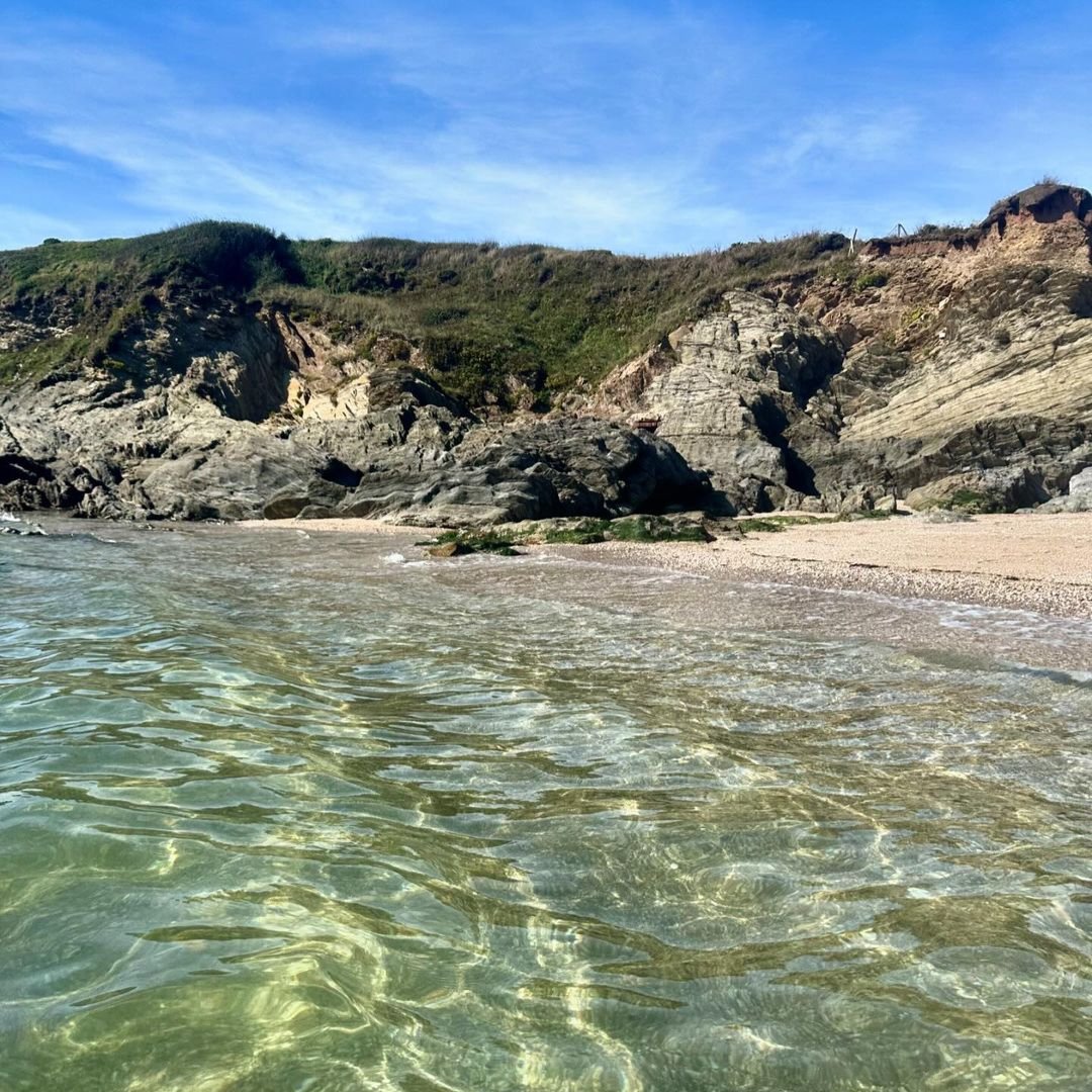 Spring beach days with crystal clear waters at Thurlestone, South Devon 🌊 RG @ life.through.hollys.lens on IG