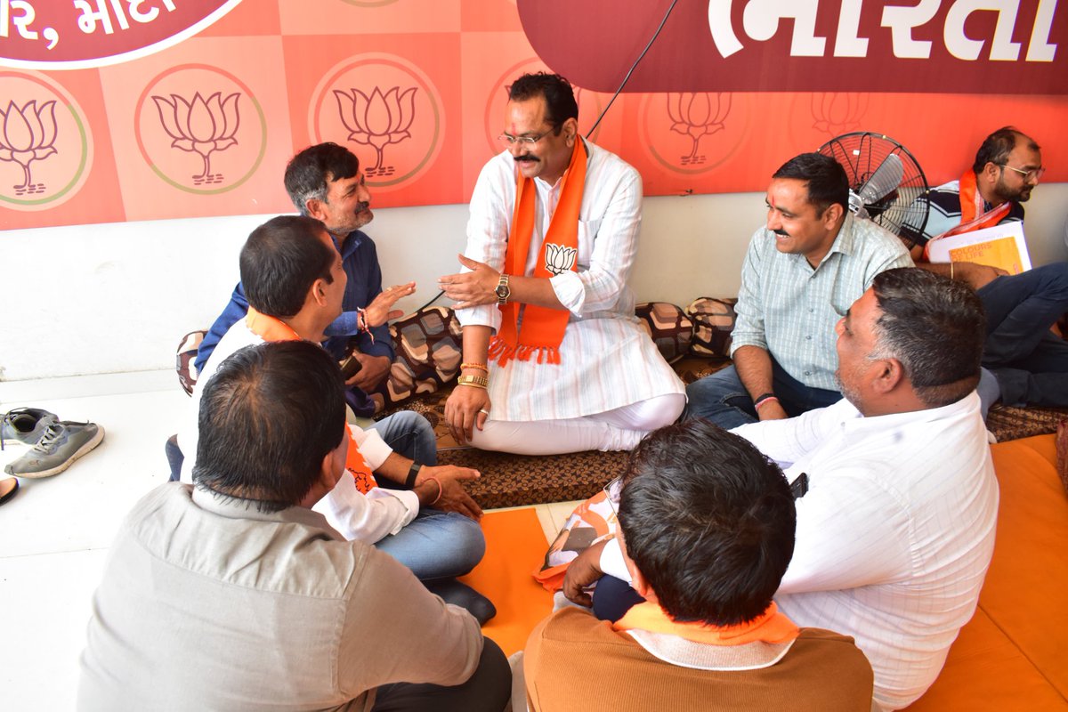 jitu_vaghani's tweet photo. આગામી લોકસભા ચૂંટણી અન્વયે આગામી સમયમાં ૩ તબક્કામાં યોજાનાર કાર્યક્રમોની તૈયારી અને તેની સમીક્ષાના ભાગરૂપે ભાવનગર પશ્ચિમ વિધાનસભાના મધ્યસ્થ ચૂંટણી કાર્યાલય ખાતે કાર્યકર્તાઓ સાથે બેઠક કરી.

બેઠકમાં શહેર પ્રમુખ શ્રી અભયસિંહ ચૌહાણ, મેયર શ્રી ભરતભાઈ બારડ, મહામંત્રી શ્રી પાર્થભાઈ ગોંડલીયા, શ્રી અલ્પેશભાઈ પટેલ, વિધાનસભા સંયોજક શ્રી મહેશભાઈ રાવલ, શહેર સંગઠનના હોદ્દેદારો-આગેવાનો, કોર્પોરેટરશ્રીઓ, વોર્ડના પ્રભારીશ્રીઓ અને પ્રમુખ-મહામંત્રીશ્રીઓ ઉપસ્થિત રહ્યા.

#AbkiBaar400Paar #PhirEkBaarModiSarkar #JituVaghani