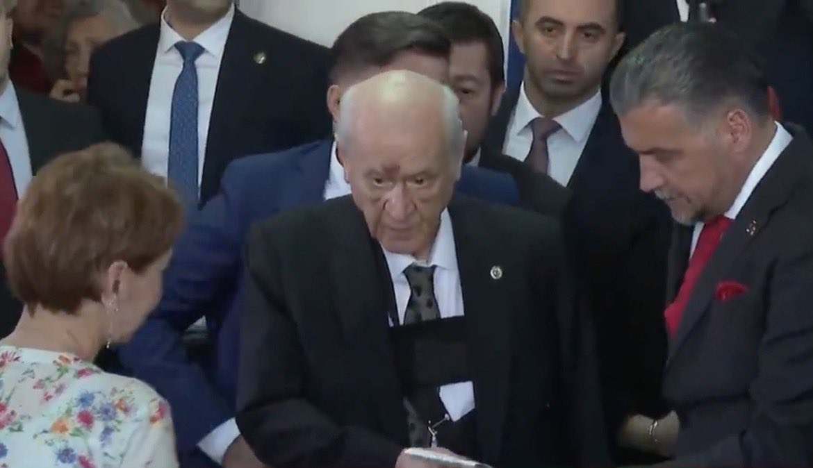 Devlet Bahçeli Ankara'da oyunu kullandı. Bahçeli'nin kolunun sargılı olması ve yüzündeki morluk dikkat çekti.