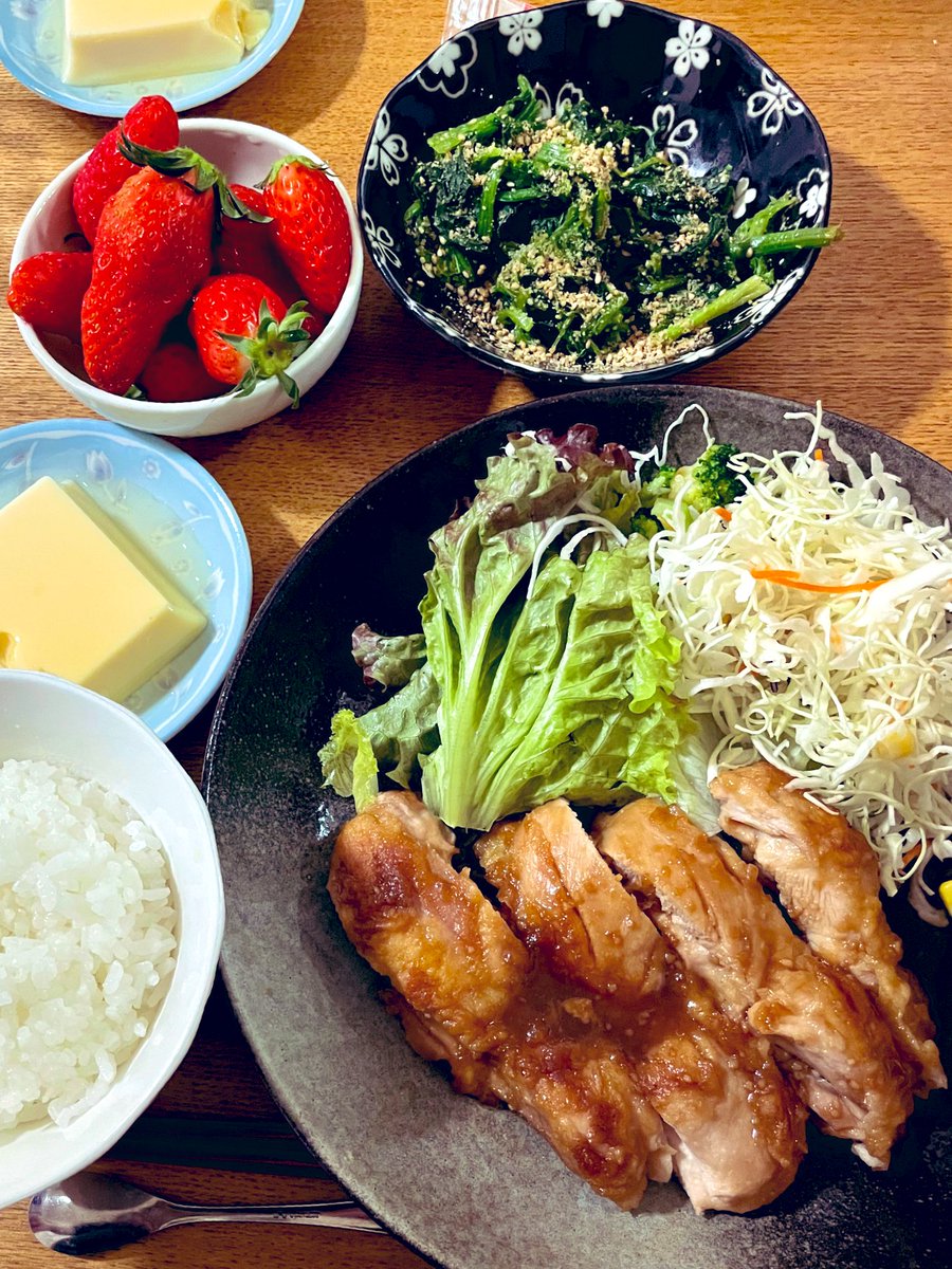 🌿今日のおうちご飯🌿

※照り焼きチキン
※ほうれん草の胡麻和え
※玉子豆腐
※いちご

甘辛タレの照り焼き☺️
ご飯めちゃ進むやつ🍚
にんにくも効いてて美味しかった😋
