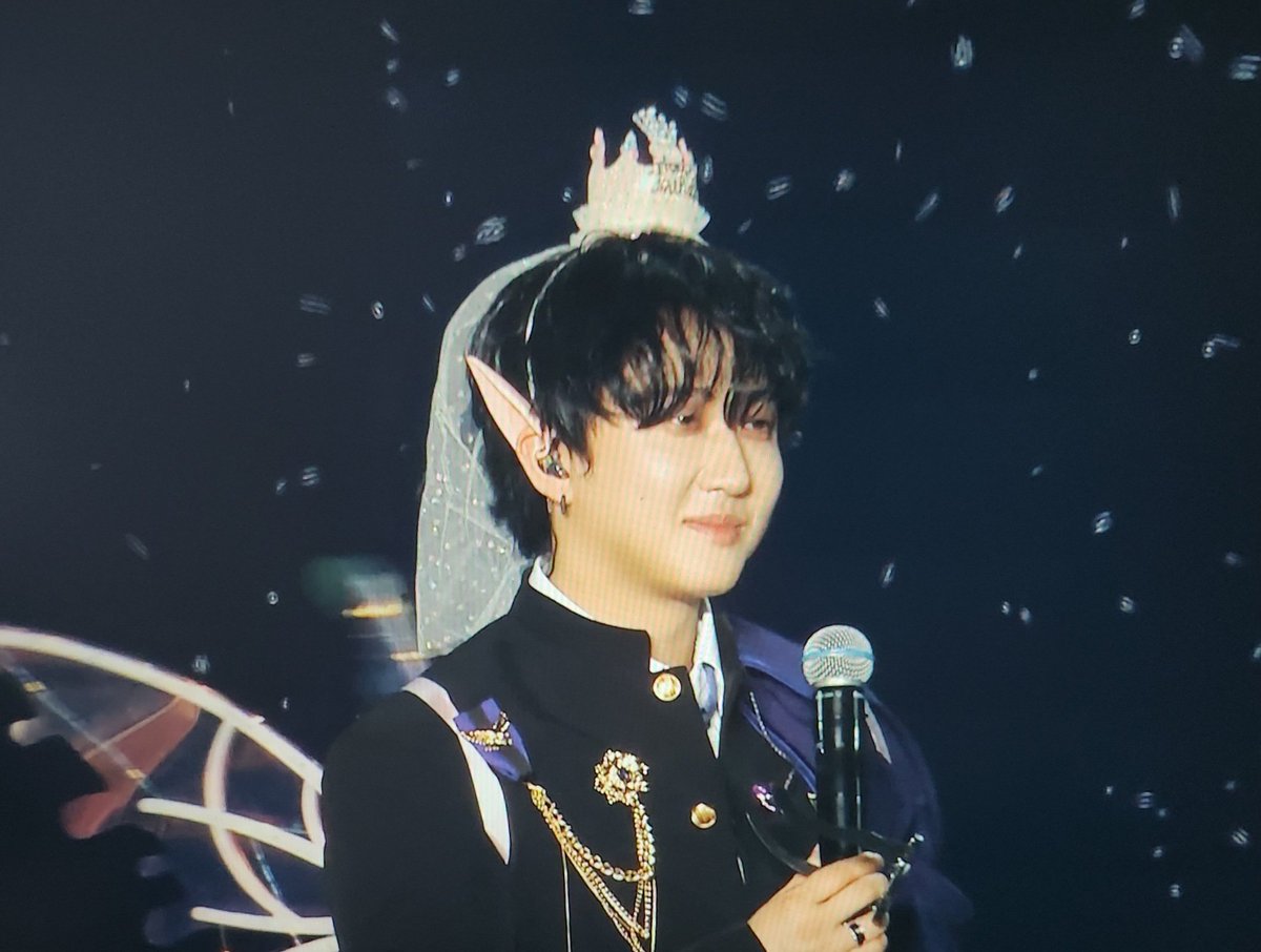 Mmarritt25's tweet photo. Dark rapper turned into fairy.. #STRAYKIDS_MAGICSCHOOL https://t.co/uO8TeqlZf2