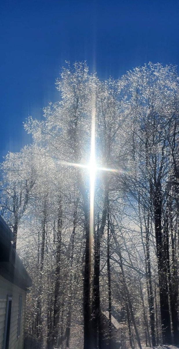 AnneduBerry's tweet photo. "Victoire qui rassemble ciel et terre,
Victoire où Dieu se donne un nouveau peuple.
Victoire de l’Amour; victoire de la vie !
Ô Père, accueille la flamme,
Qui vers Toi s’élève en offrande,
Feu de nos coeurs !"
À tous,
sainte Fête de la Résurrection !🔥
#Exultet
#Paques https://t.co/cs5R0UIy5F