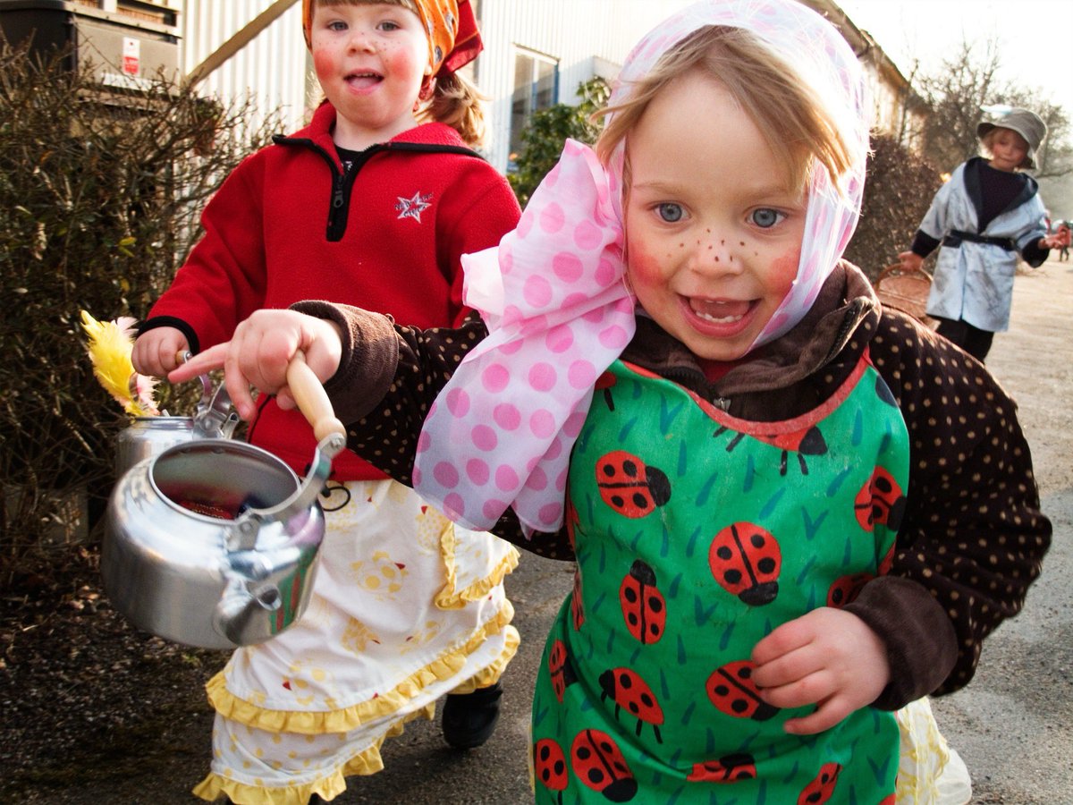 Glad påsk! 🐣☀️ The Swedish Easter celebrations are about to begin 🇸🇪 Easter is first and foremost a chance to get together with family, relatives and loved ones over traditional food, but also for children to paint boiled eggs 🥚🎨 and dress up as witches to get candy 🧙‍♀️🍭