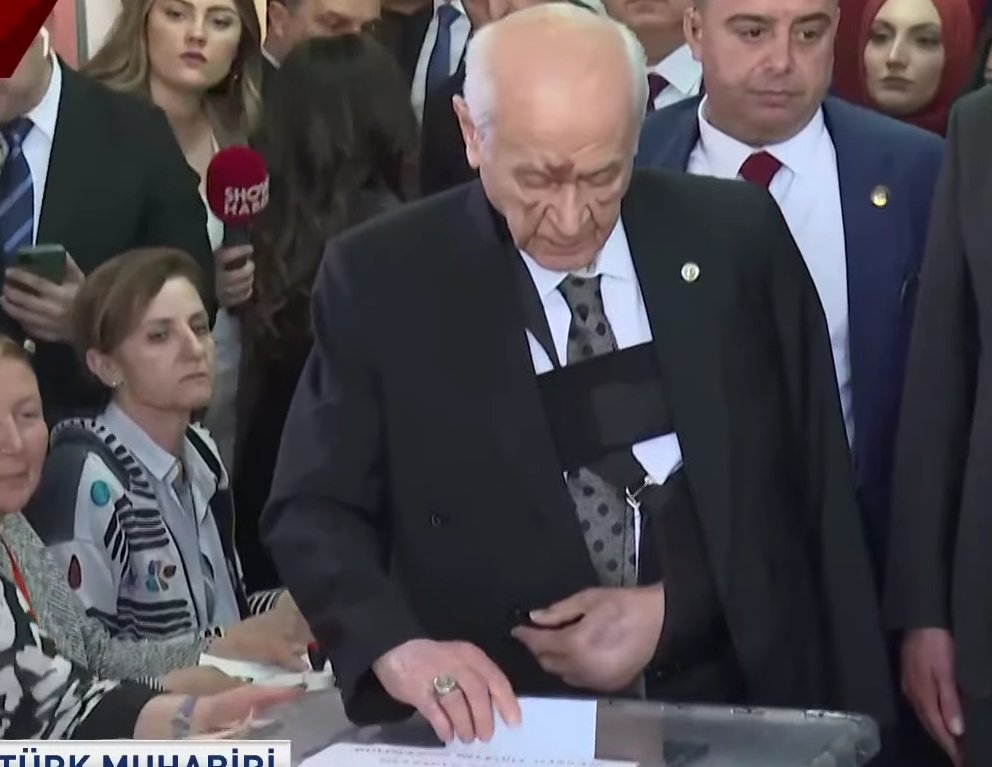 #Erdogan's ally, the leader of the Turkish nationalists, the head of the #GrayWolves Devlet #Bahceli voted in the elections in #Turkey. 
Turkish media drew attention to the fact that Bahceli's arm was bandaged, and there was a bruise on his face.