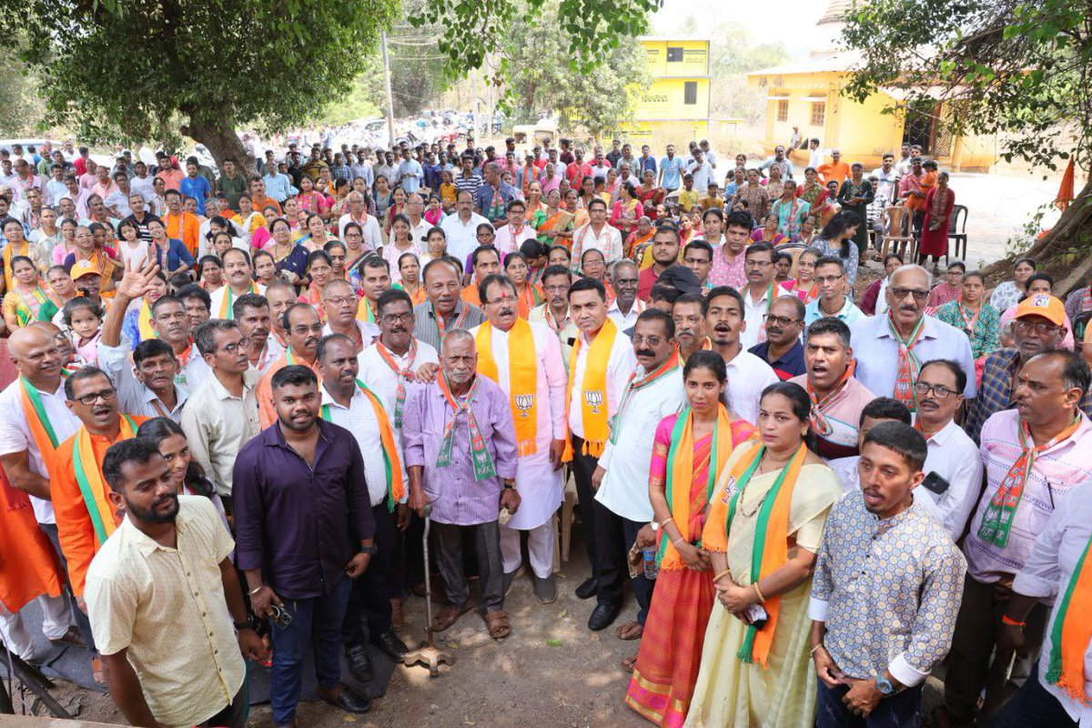 DrPramodPSawant's tweet photo. Addressed a Corner Meeting at Gaonkarwada at Virdi in the presence of Union Minister and BJP North Goa Loksabha candidate Shri @shripadynaik and others. 

The Double Engine Sarkar has delivered the Virdi bridge in time following Hon'ble PM @narendramodi Ji's Mantra of Jo Kaha, Wo Kiya.

Modi 3.0 shall bring more development to Goa reaching the last mile with Sabka Saath, Sabka Vikas. 

#PhirEkBaarModiSarkar
#AbkiBaar400Paar