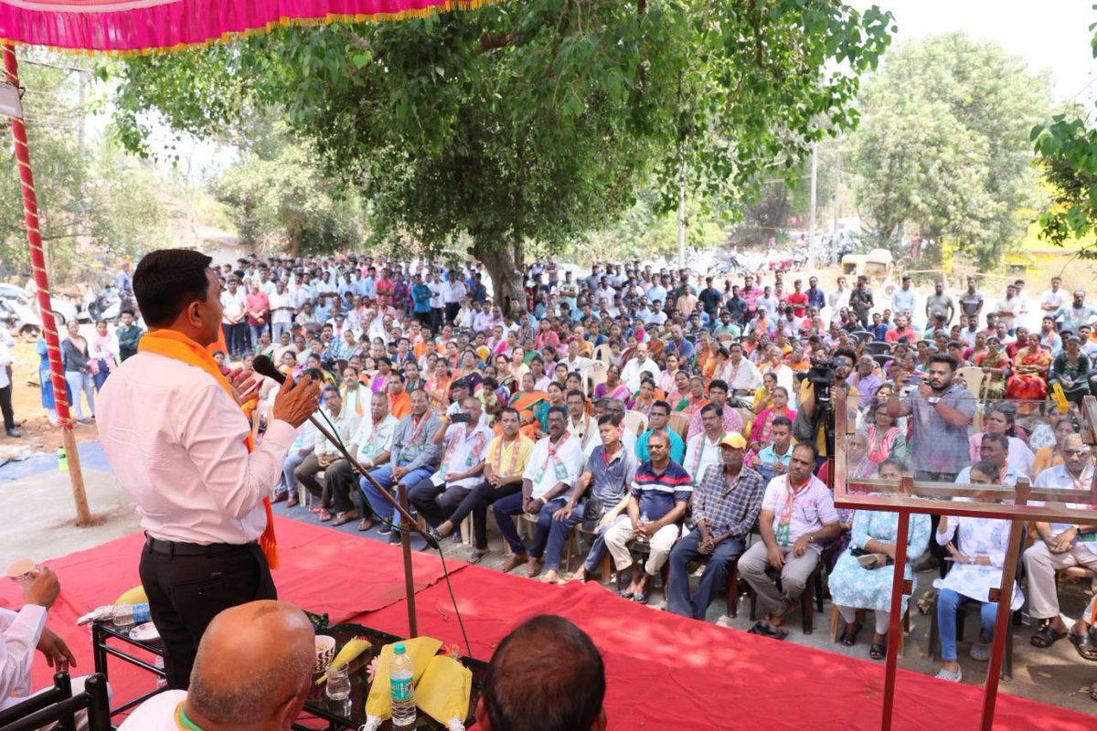 DrPramodPSawant's tweet photo. Addressed a Corner Meeting at Gaonkarwada at Virdi in the presence of Union Minister and BJP North Goa Loksabha candidate Shri @shripadynaik and others. 

The Double Engine Sarkar has delivered the Virdi bridge in time following Hon'ble PM @narendramodi Ji's Mantra of Jo Kaha, Wo Kiya.

Modi 3.0 shall bring more development to Goa reaching the last mile with Sabka Saath, Sabka Vikas. 

#PhirEkBaarModiSarkar
#AbkiBaar400Paar