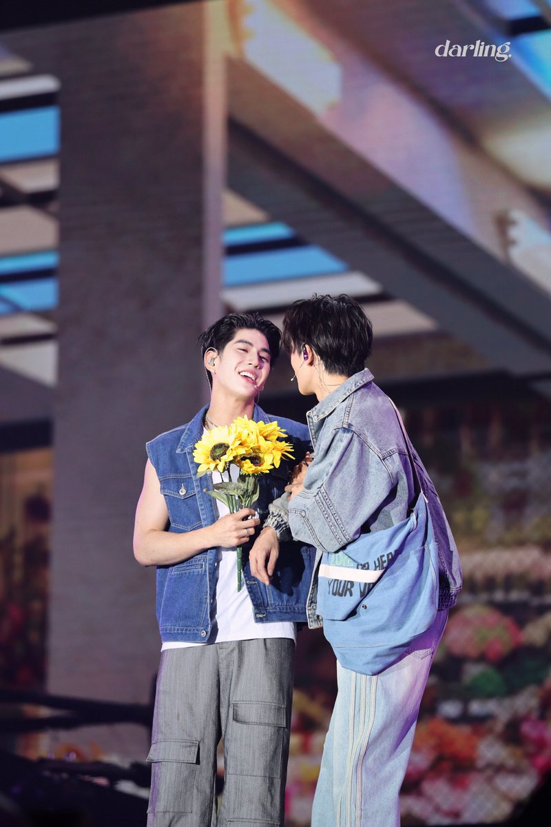 darlingx98's tweet photo. อ้อนพี่หมอกหน่อย ~ 🥹

#LastTwilightOnStage
#jimmyyjp @jimmyyjp_ 
#sea_tawinan @Sea_tawinan https://t.co/gBvhGTh4I0