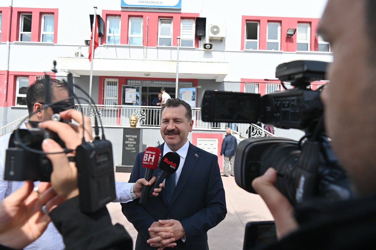 Sevgili Eşim Mehtap Hanım ve çocuklarımla birlikte oyumuzu kullandık. Ülkemize, milletimize ve şehrimize hayırlara, güzelliklere vesile olması dileğiyle...