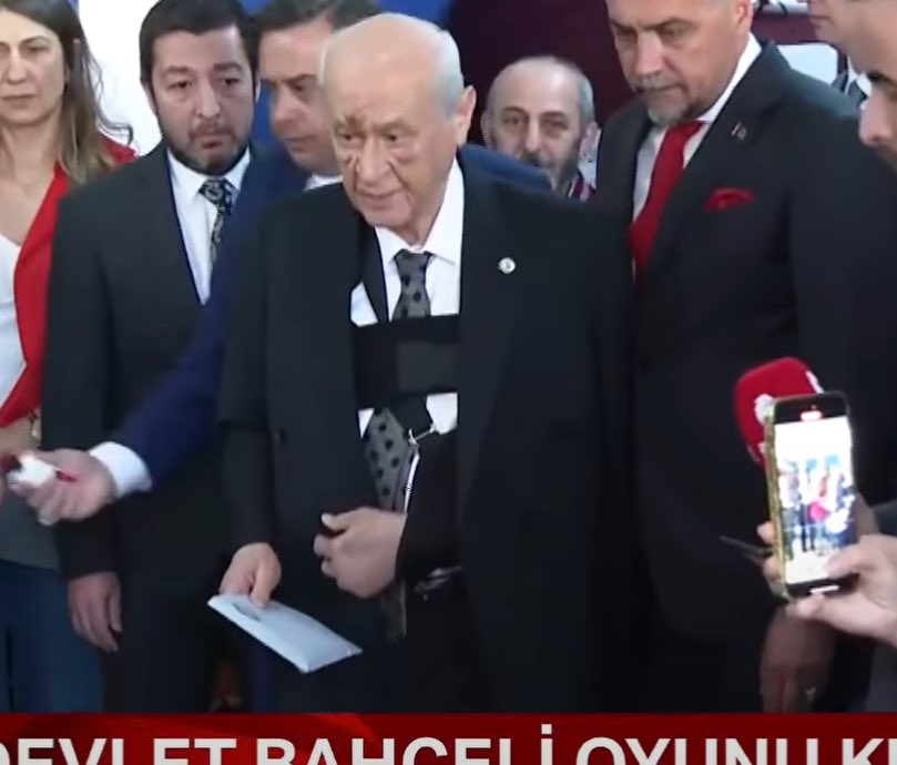 ajans_muhbir's tweet photo. Ankara’da oyunu kullanan Bahçeli’nin yüzündeki morluklar ve kolunun sarılı olması dikkat çekti. https://t.co/dBkDMYyJnh