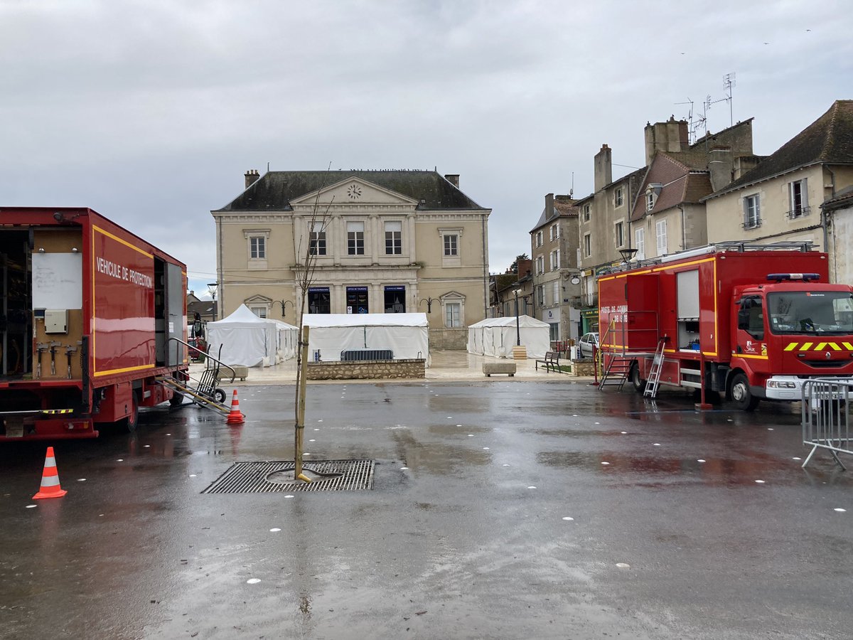 ClaireBeziau's tweet image. Voici un petit thread de la situation #crue #Montmorillon sur place, avec le commandant des opérations de secours Laurent Ropars. Aucune victime ni blessé et la décrue est bien avancée. 120 habitations et une 30aine de commerçants ou ERP touchés. @Auremai @SimonJulienPau1