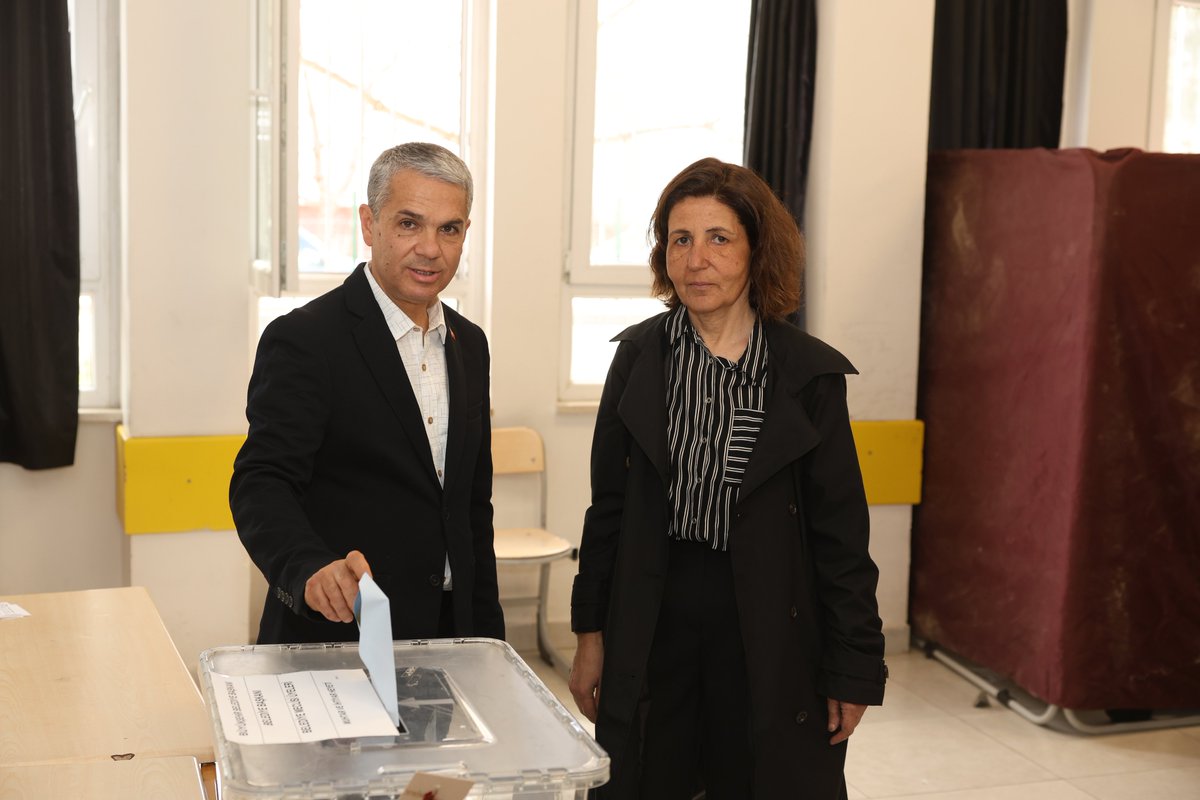 Eşim Derya hanım ile birlikte oyumuzu kullandık.

#31Mart Mahalli İdareler Seçimlerinin ülkemize, şehrimize ve milletimize hayırlı olsun.