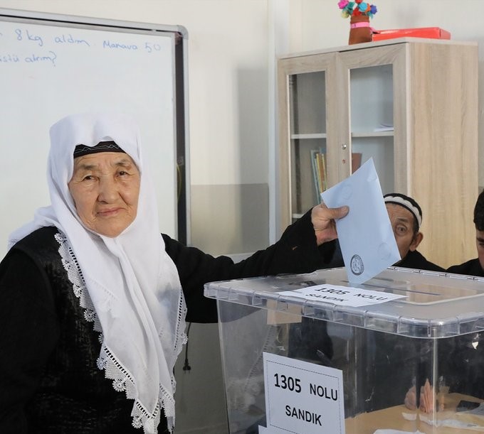 🇰🇬🇹🇷🗳 Представители кыргызской общины в Ване пришли на избирательные участки в национальных костюмах и верхом на лошадях.