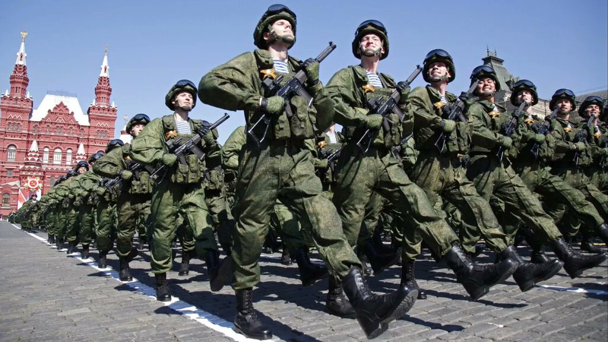 Michel_Goya's tweet photo. La voie de l'épée : l'armée russe, point de situation👇https://t.co/NNqmq5cMUb
Pour ceux qui ne veulent pas lire 4 pages
1. Une armée en augmentation de volume malgré les pertes, mais en plafond de volontariat et avec une perte constante de capital matériel. 
2. Un volume suffisant pour permettre au Groupe de forces en Ukraine (GFU) de se régénérer et de poursuivre sa transformation en armée d'assaut plutôt que de manœuvre.
3. Une stratégie de pression partout à base d'attaques et de coups, limitée par une insuffisance de munitions lourdes. 
4. Attente des trous dans la défense ukrainienne du ciel et du sol afin de mener (en 2025 ?) des opérations plus profondes et plus décisives jusqu'à la reddition ukrainienne (en 2026 ?).