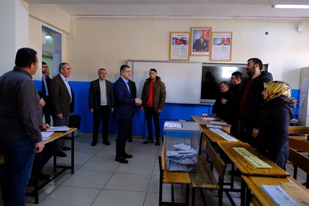 MMehdiOguz's tweet photo. 15 Temmuz İmam-Hatip Liseninde oyumuzu kullandık. "Siyasi partiler olarak 3 aydır sahadayız. Çalışmalarımızı yaptık. Bugün artık söz millette. Cenabı Allah'tan şehrimiz için memleketimiz için en hayırlısını diliyorum."
Dürüst belediyecilik gerçek hizmet için #BuSefer #HÜDAPARaEvet