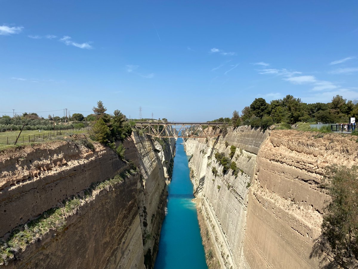 Hmptn_Classics's tweet image. Our final stop was Corinth Canal, a *deeply* impressive passage between the Corinthian and Saronic Gulfs. We can confirm that no bungy-jumping took place!