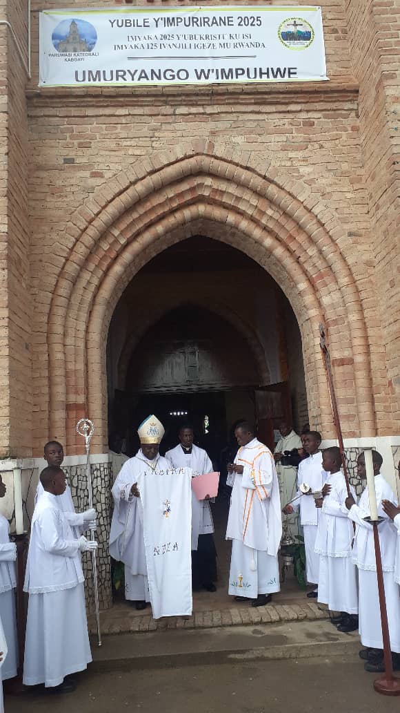 pacis_tv's tweet photo. #HappeningNow 

Gufungura Umuryango w'Impuhwe muri paruwase Katedrali ya Kabgayi (Basilika Ntoya). Ni umuhango uyobowe na Nyiricyubahiro Myr. Balthazar Ntivuguruzwa.

#Easter2024 https://t.co/evcHs4YZmf