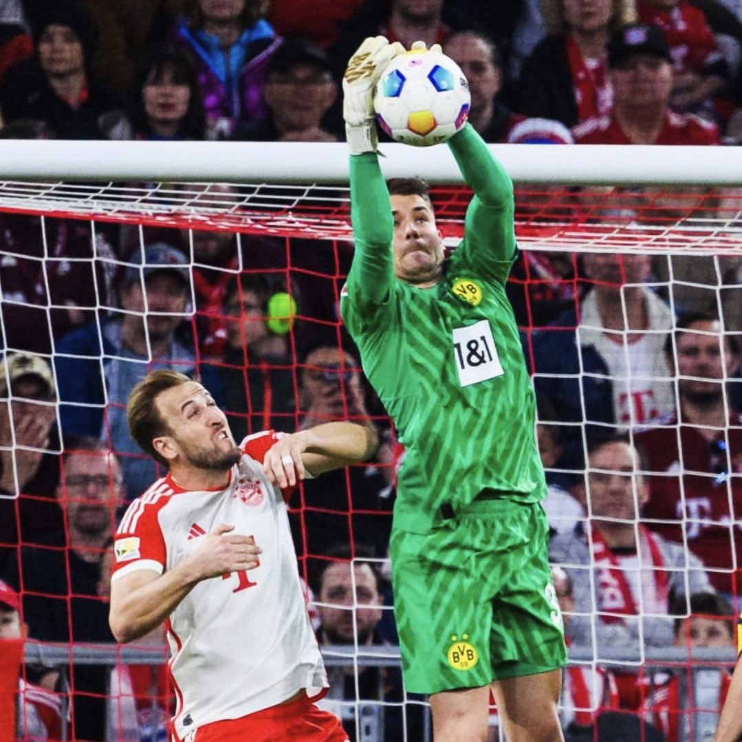 A fantastic away win for Alex Meyer and @BVB against their big rivals @FCBayern in the @Bundesliga_DE yesterday. Fantastic performance in #DerKlassiker 🆎🧤 #gk #BVB #FCBayern #bundesliga #ab1