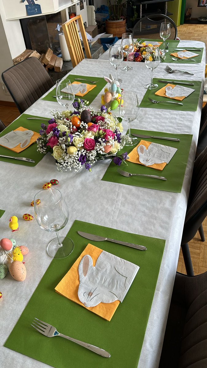Der Ostertisch ist bereit 
Die Familie kann kommen🐣
Wünsche euch allen schöne Ostern