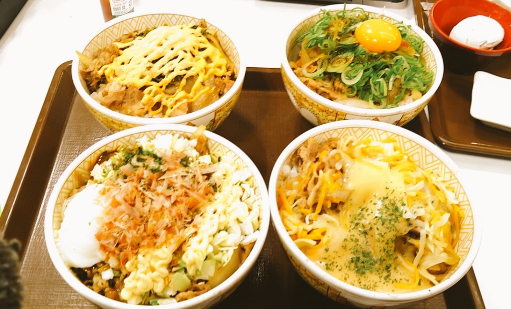 TLでやたらラーメンやらスイーツのポスト見かけるけど、そんな栄養が偏った食事で大丈夫？健康が一番だよ？ 僕はすき家で栄養のバランスがとれた健康的な食事するよ。 主食・お好み焼き牛丼　並盛 主菜・ねぎ玉牛丼　並盛 副菜・高菜明太マヨ牛丼　並盛 汁物・とろ〜り３種のチーズ牛丼　並盛