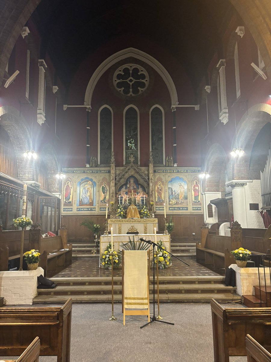 Wishing everyone a Happy Easter! 🐣 

Whatever your beliefs, or if you have none, I hope you have a good and restful day.

(Pics: Last night’s Easter Vigil <a href="/HolyInnocentsN8/">Holy Innocents, N8</a>).