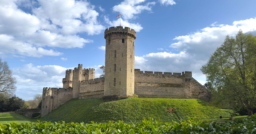 Happy Easter! 🌷🏰 Who's spending the day with us at Warwick Castle? 💐 🎟️ warwick-castle.com/explore/events…
