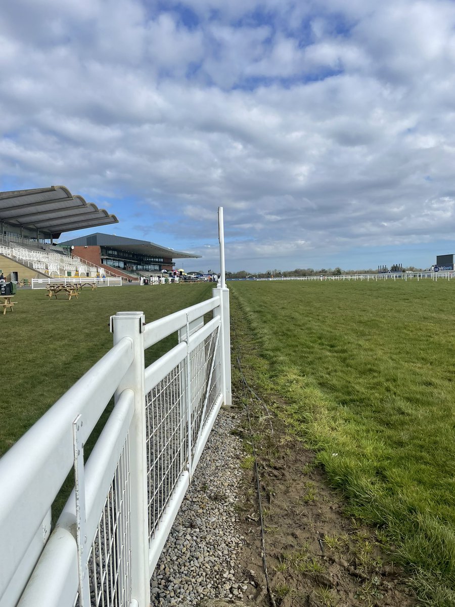 It’s day two @Fairyhouse Easter Racing festival top class 8 race card featuring 2 Grade 1s Irish Stallion Farms “Honeysuckle”Mares Novice Hurdle 3.25 @willowwarmirl Gold Cup at 4.55 with a super supporting card. Kids workshops with @DarrenBirdie in the Final Fence marquee