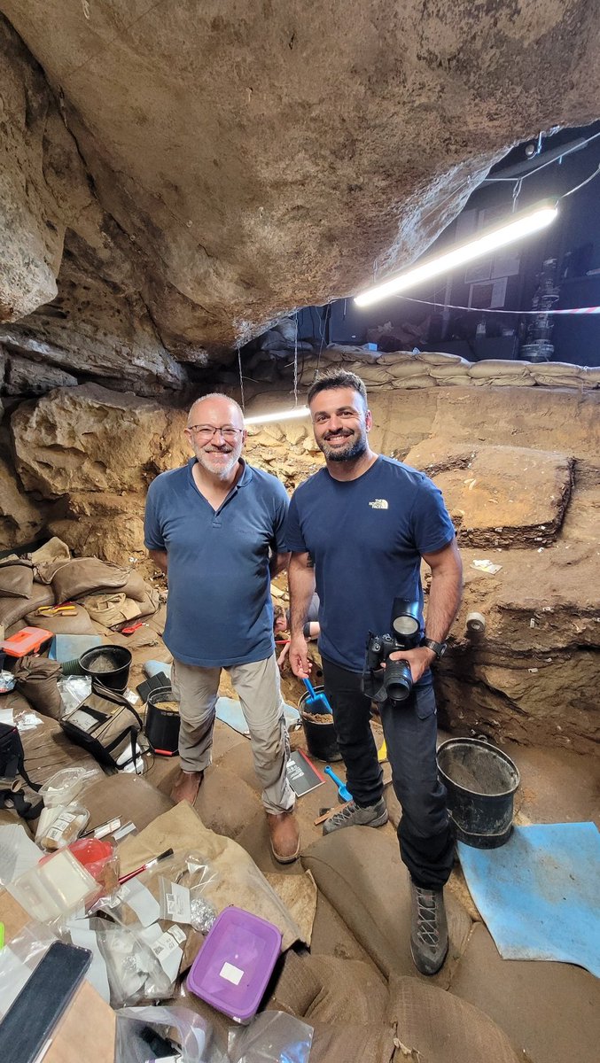 What an amazing experience to work in Blombos Cave with Francesco d'Errico (@PACEA_Bordeaux) and the @SapienCE_UiB team. Stay tuned because great things are coming soon! 😀🔍🔬