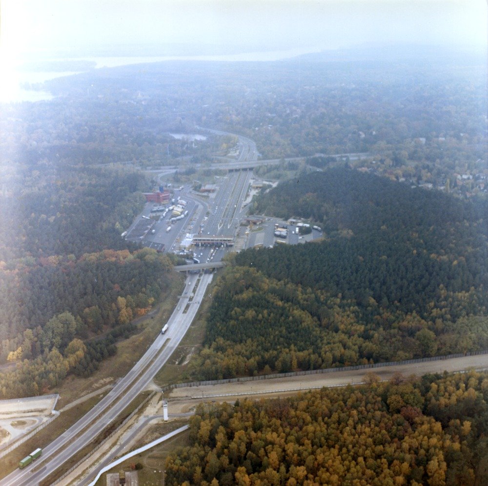 Luftbildaufnahmen der Grenze zu Westberlin am Grenzübergang Drewitz/Dreilinden. 
📸: DDR, 1980er Jahre. 

#DDR #GDR #EastGermany #Border