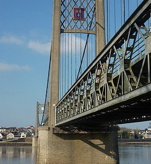 Le pont suspendu d'Ancenis (ou pont Bretagne-Anjou), en Loire-Atlantique, rappelle à tous, que le pays nantais est en #Bretagne, et nulle part ailleurs. Surtout pas dans une région en carton imaginée de toutes pièces par quelques technocrates parisiens peu inspirés.
#44bzh