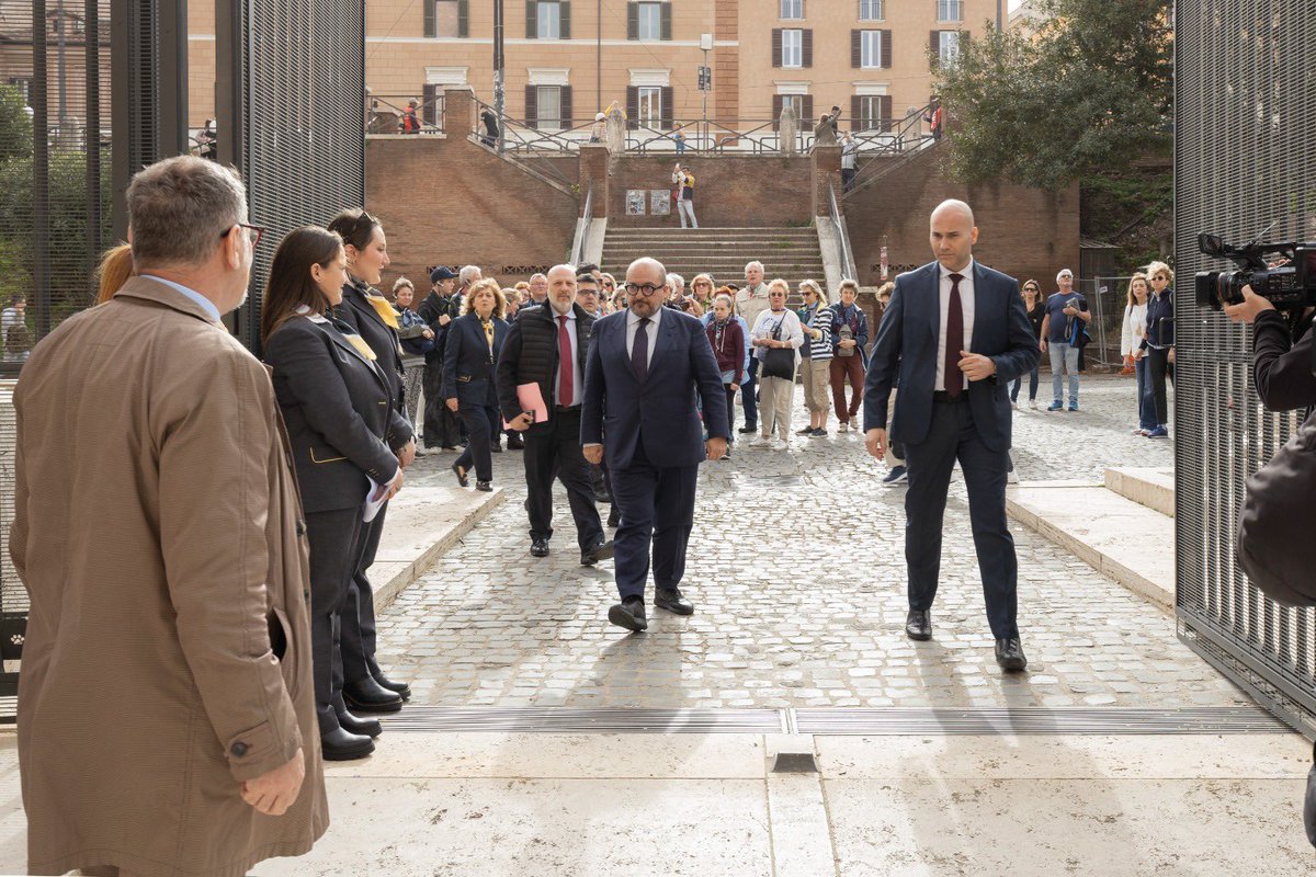 Oggi al @ParcoColosseo ho voluto personalmente salutare e ringraziare le lavoratrici e i lavoratori che oggi, giorno di Pasqua, garantiscono l’apertura dei nostri meravigliosi musei e parchi archeologici.