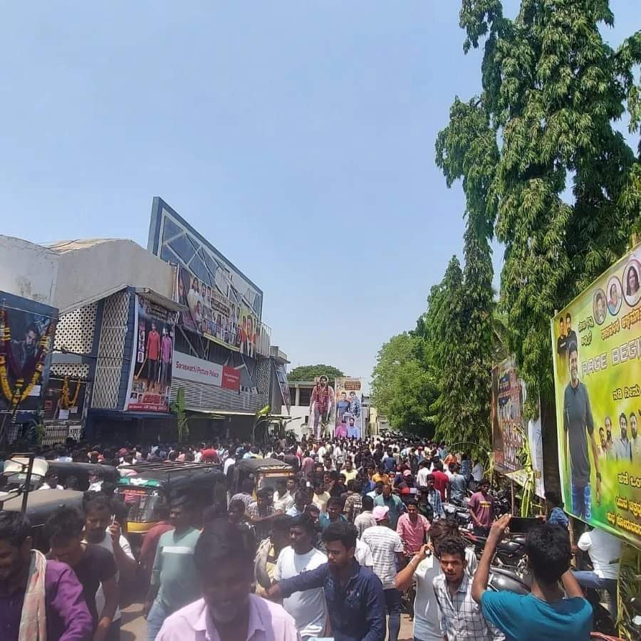 weekendcinemaz's tweet photo. ರಾಜ್ಯಾದ್ಯಂತ ಜನಮೆಚ್ಚುಗೆಯ ಜಯಭೇರಿ.! ನಿಮ್ಮ ಪ್ರೀತಿಗೆ ನಾವು ಅಭಾರಿ.! ಕುಟುಂಬ ಸಮೇತ ಚಿತ್ರಮಂದಿರಗಳಿಗೆ ಬಂದು ಯುವನಿಗೆ ಹರಸುತ್ತಿರುವ ಸಮಸ್ತ ಕನ್ನಡ ಜನತೆಗೆ ಧನ್ಯೋಷ್ಮಿ

𝗛𝗢𝗨𝗦𝗘𝗙𝗨𝗟 𝗦𝗨𝗡𝗗𝗔𝗬.! 𝗣𝗨𝗥𝗘 𝗕𝗟𝗢𝗖𝗞𝗕𝗨𝗦𝗧𝗘𝗥🕺🏽

#Yuva #BlockbusterYuva #YuvaRajkumar #SanthoshAnandram #StormStudios https://t.co/GigF0cvsH2